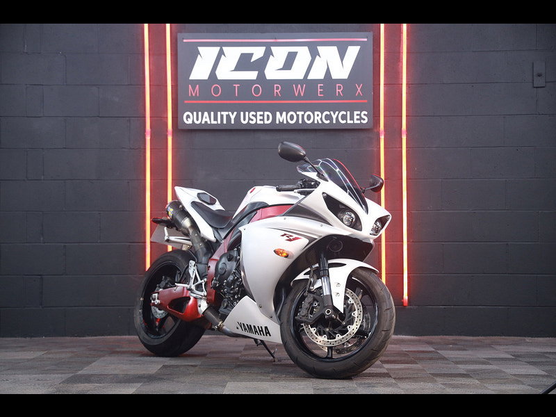 Yamaha R1 Big Bang red frame 