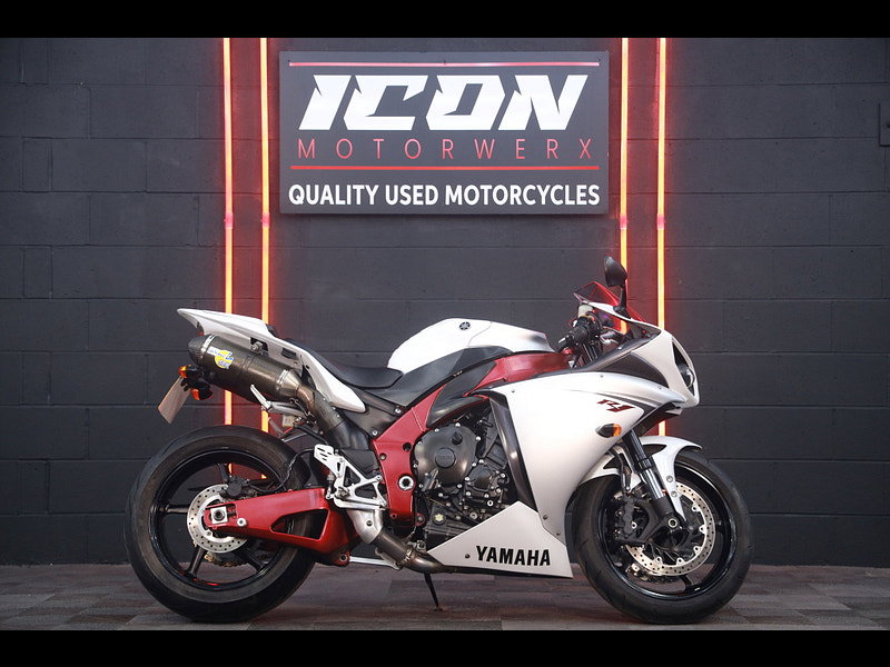 Yamaha R1 Big Bang red frame 