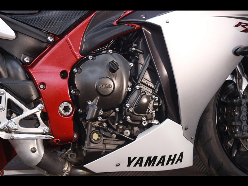 Yamaha R1 Big Bang red frame 