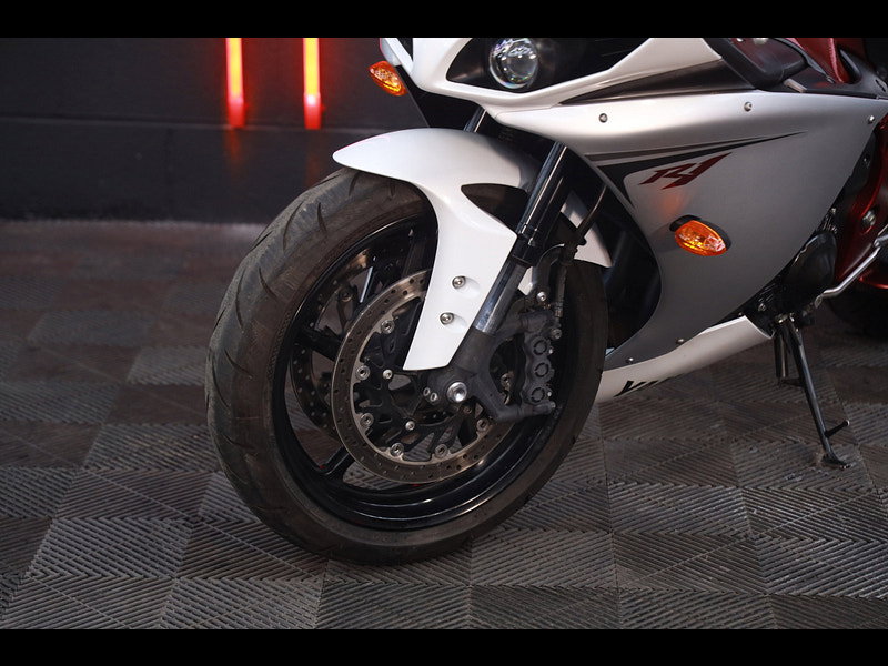 Yamaha R1 Big Bang red frame 
