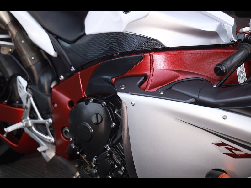 Yamaha R1 Big Bang red frame 