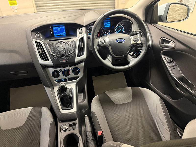 Ford Focus 1.6 Zetec Hatchback 5dr Petrol Manual Euro 5 (105 ps)