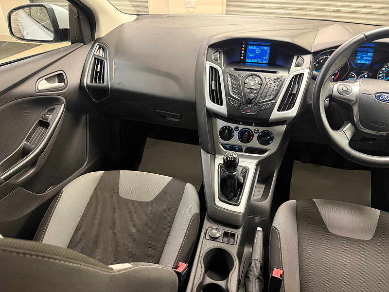 Ford Focus 1.6 Zetec Hatchback 5dr Petrol Manual Euro 5 (105 ps)