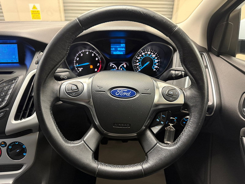 Ford Focus 1.6 Zetec Hatchback 5dr Petrol Manual Euro 5 (105 ps)