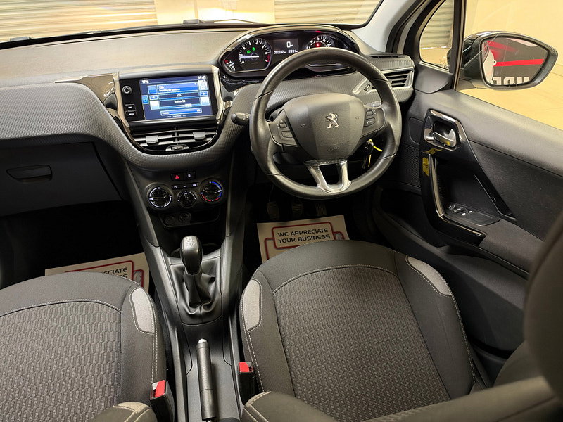 Peugeot 208 1.2 PureTech XS Lime Hatchback 5dr Petrol Manual Euro 6 (82 ps)