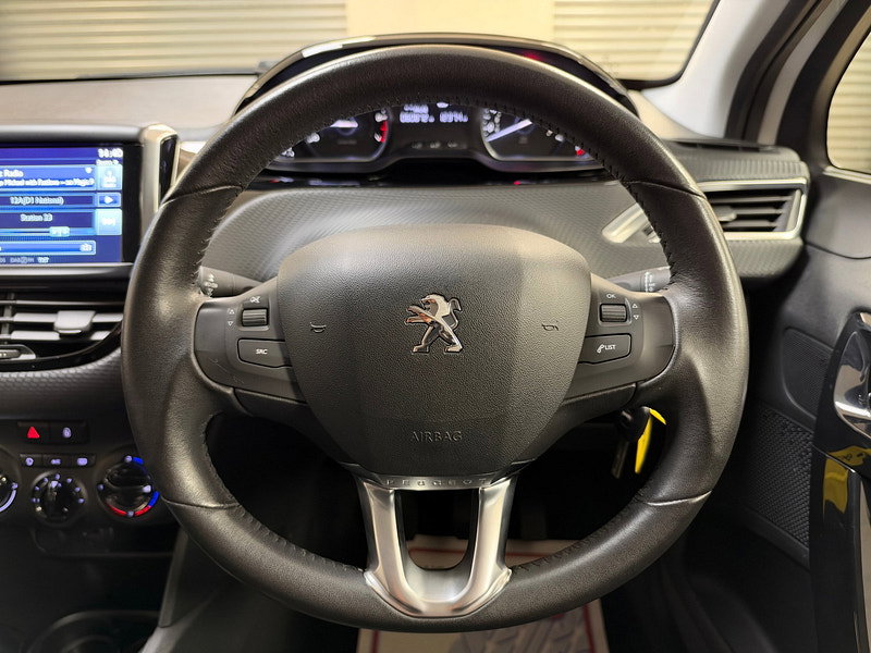 Peugeot 208 1.2 PureTech XS Lime Hatchback 5dr Petrol Manual Euro 6 (82 ps)