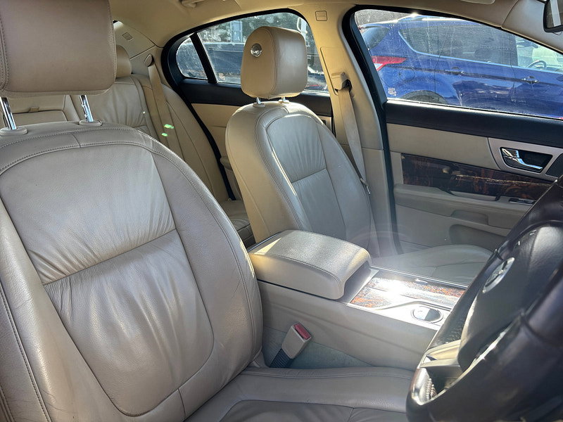 Jaguar XF 3.0d V6 Luxury Saloon 4dr Diesel Auto Euro 5 (240 ps)