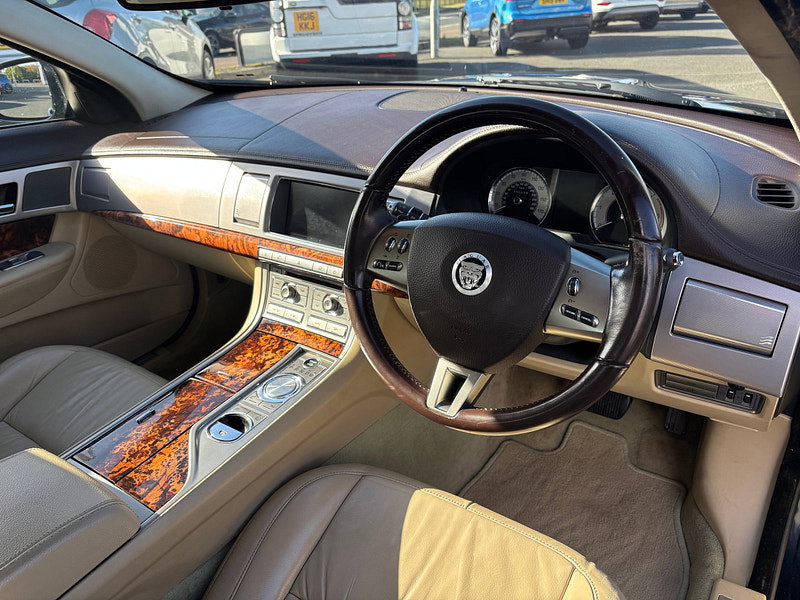 Jaguar XF 3.0d V6 Luxury Saloon 4dr Diesel Auto Euro 5 (240 ps)