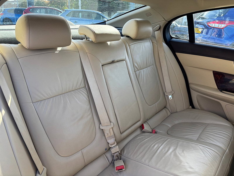 Jaguar XF 3.0d V6 Luxury Saloon 4dr Diesel Auto Euro 5 (240 ps)