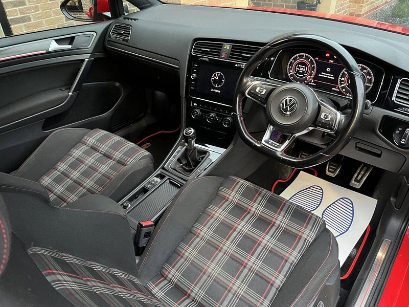 Volkswagen Golf 2.0 TSI GTI Euro 6 (s/s) 3dr