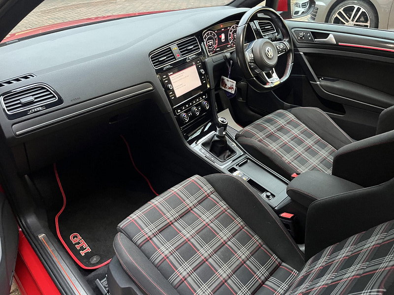 Volkswagen Golf 2.0 TSI GTI Euro 6 (s/s) 3dr