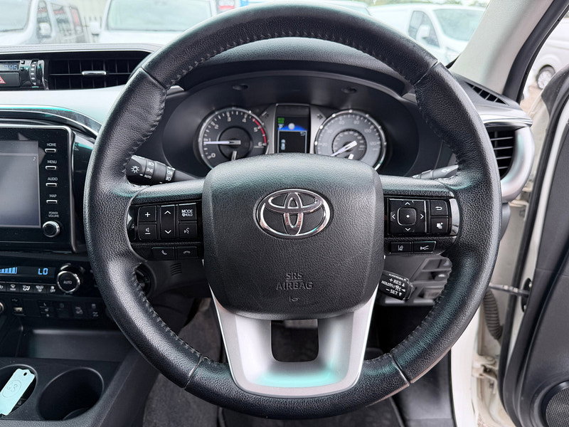Toyota Hilux 2.8 D-4D Invincible Pickup Double Cab 4dr Diesel Auto 4WD Euro 6 (s/s) (204 ps)