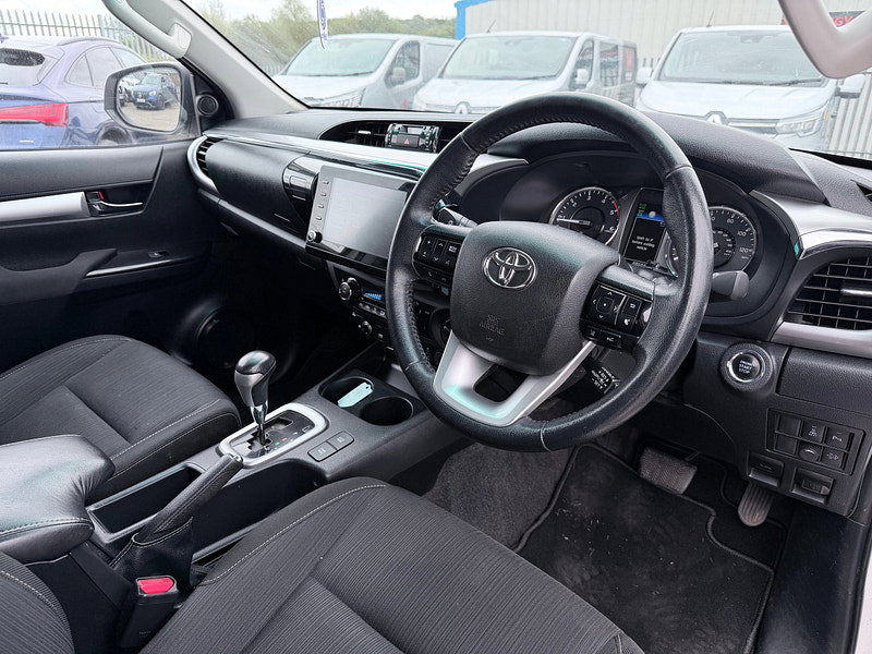 Toyota Hilux 2.8 D-4D Invincible Pickup Double Cab 4dr Diesel Auto 4WD Euro 6 (s/s) (204 ps)