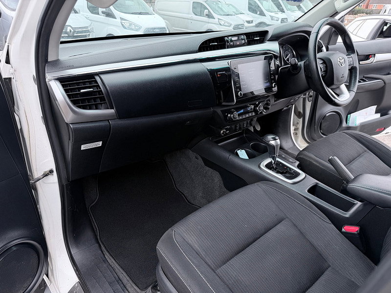 Toyota Hilux 2.8 D-4D Invincible Pickup Double Cab 4dr Diesel Auto 4WD Euro 6 (s/s) (204 ps)