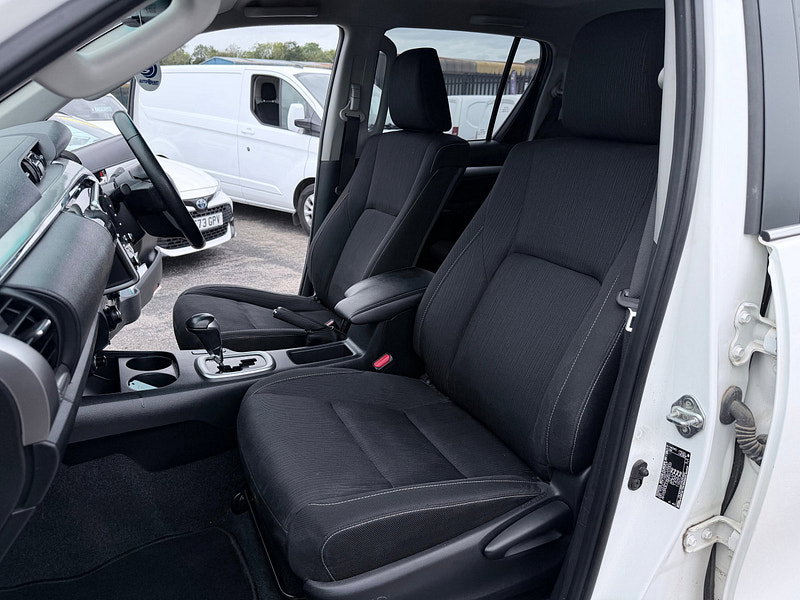 Toyota Hilux 2.8 D-4D Invincible Pickup Double Cab 4dr Diesel Auto 4WD Euro 6 (s/s) (204 ps)
