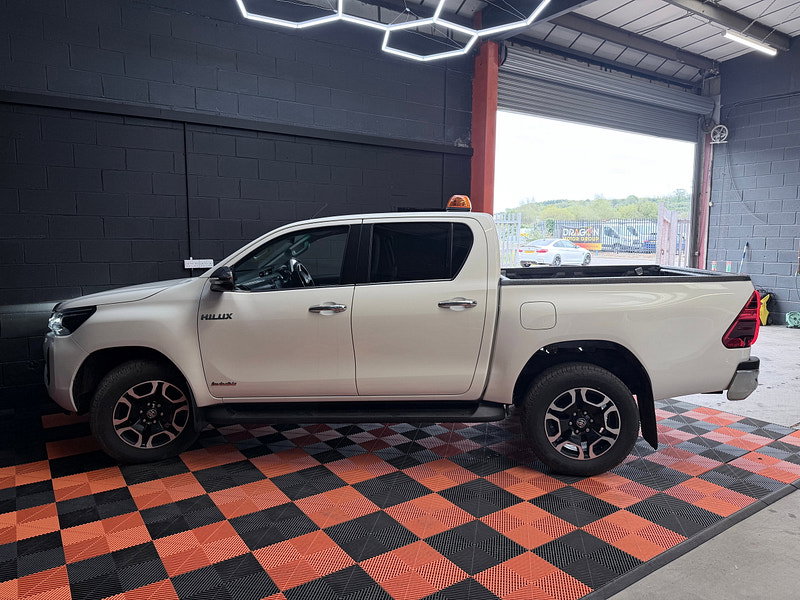 Toyota Hilux 2.8 D-4D Invincible Pickup Double Cab 4dr Diesel Auto 4WD Euro 6 (s/s) (204 ps)
