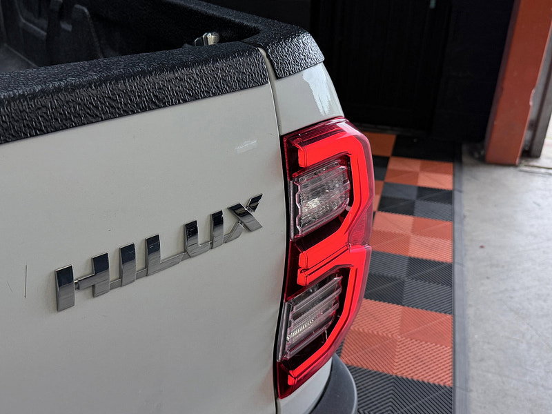 Toyota Hilux 2.8 D-4D Invincible Pickup Double Cab 4dr Diesel Auto 4WD Euro 6 (s/s) (204 ps)