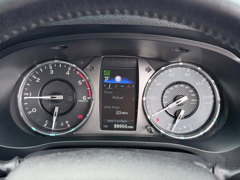 Toyota Hilux 2.8 D-4D Invincible Pickup Double Cab 4dr Diesel Auto 4WD Euro 6 (s/s) (204 ps)