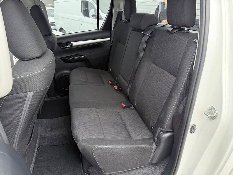 Toyota Hilux 2.8 D-4D Invincible Pickup Double Cab 4dr Diesel Auto 4WD Euro 6 (s/s) (204 ps)
