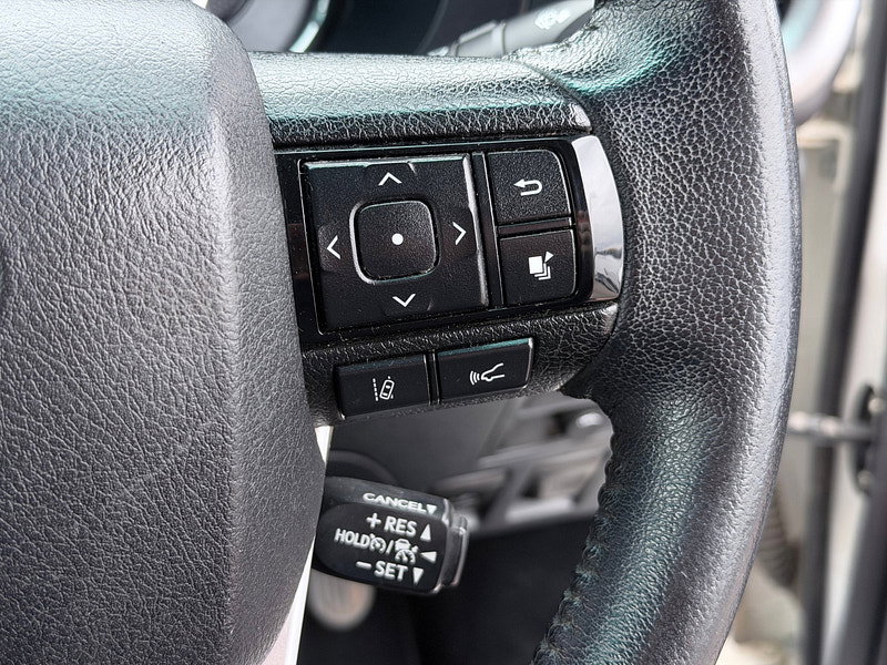 Toyota Hilux 2.8 D-4D Invincible Pickup Double Cab 4dr Diesel Auto 4WD Euro 6 (s/s) (204 ps)