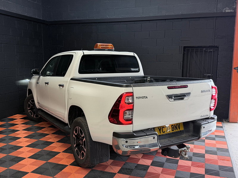 Toyota Hilux 2.8 D-4D Invincible Pickup Double Cab 4dr Diesel Auto 4WD Euro 6 (s/s) (204 ps)