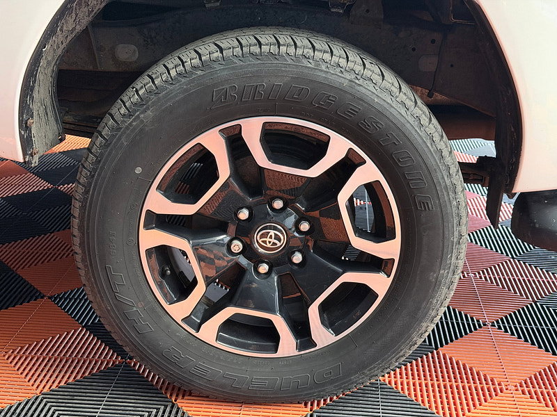 Toyota Hilux 2.8 D-4D Invincible Pickup Double Cab 4dr Diesel Auto 4WD Euro 6 (s/s) (204 ps)
