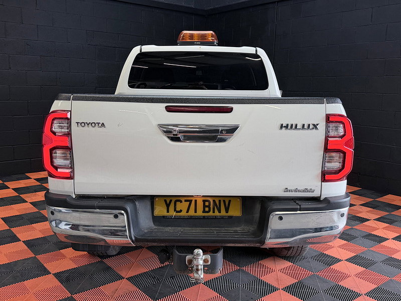 Toyota Hilux 2.8 D-4D Invincible Pickup Double Cab 4dr Diesel Auto 4WD Euro 6 (s/s) (204 ps)