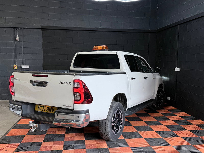 Toyota Hilux 2.8 D-4D Invincible Pickup Double Cab 4dr Diesel Auto 4WD Euro 6 (s/s) (204 ps)
