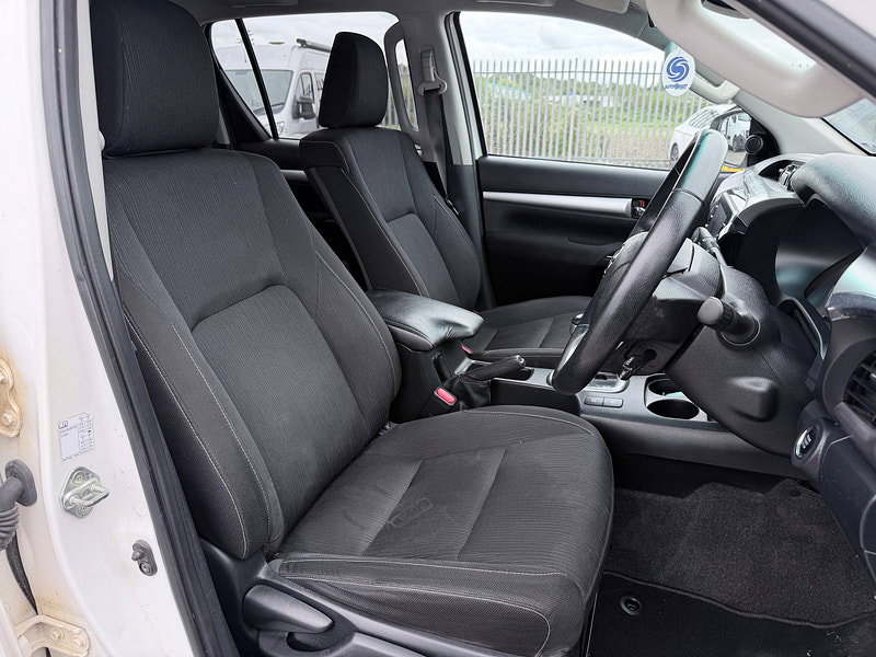 Toyota Hilux 2.8 D-4D Invincible Pickup Double Cab 4dr Diesel Auto 4WD Euro 6 (s/s) (204 ps)