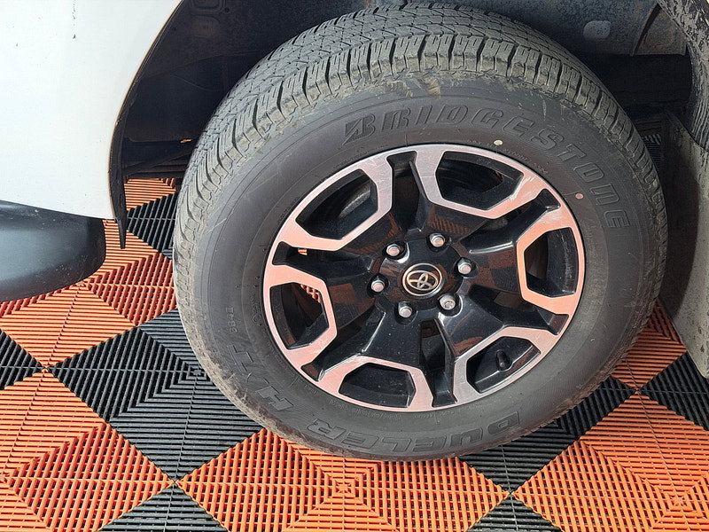 Toyota Hilux 2.8 D-4D Invincible Pickup Double Cab 4dr Diesel Auto 4WD Euro 6 (s/s) (204 ps)