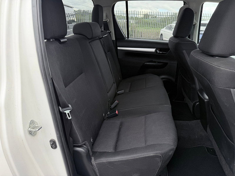 Toyota Hilux 2.8 D-4D Invincible Pickup Double Cab 4dr Diesel Auto 4WD Euro 6 (s/s) (204 ps)