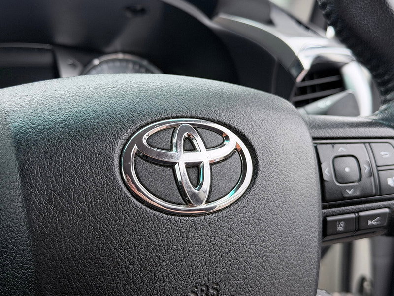 Toyota Hilux 2.8 D-4D Invincible Pickup Double Cab 4dr Diesel Auto 4WD Euro 6 (s/s) (204 ps)