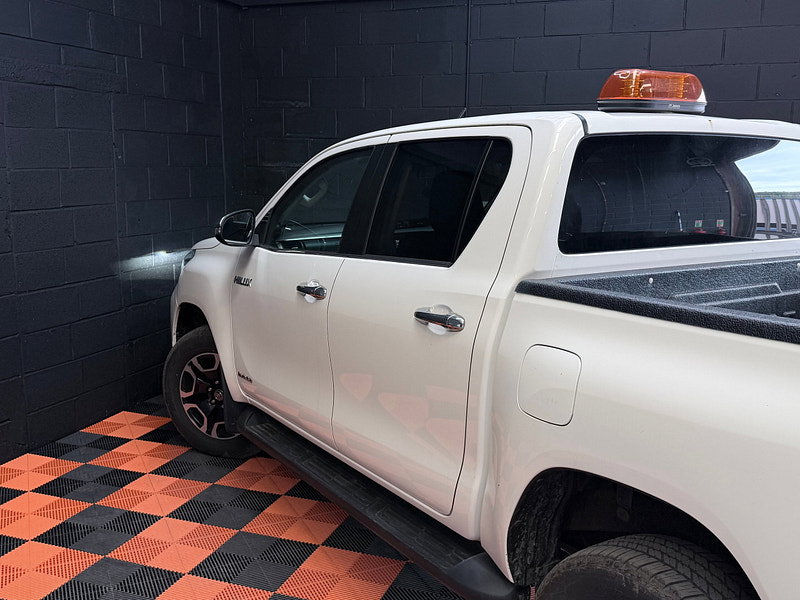 Toyota Hilux 2.8 D-4D Invincible Pickup Double Cab 4dr Diesel Auto 4WD Euro 6 (s/s) (204 ps)
