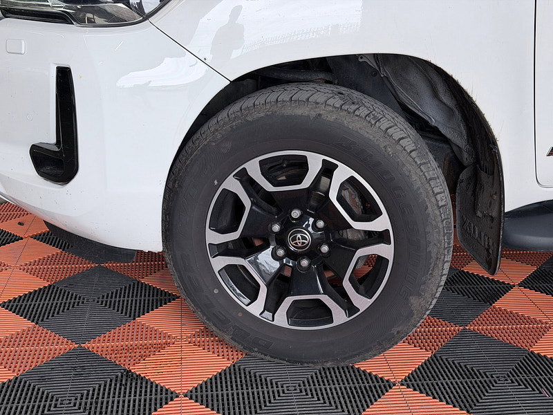 Toyota Hilux 2.8 D-4D Invincible Pickup Double Cab 4dr Diesel Auto 4WD Euro 6 (s/s) (204 ps)