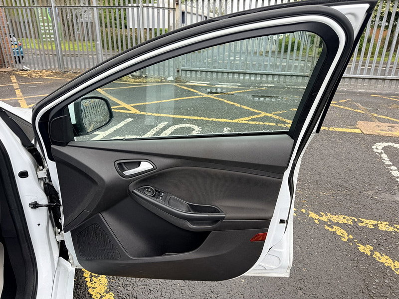 Ford Focus 1.0T EcoBoost Zetec Estate 5dr Petrol Manual Euro 5 (s/s) (125 ps)