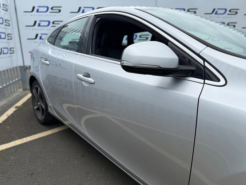 Volvo V40 1.6 D2 R-Design Hatchback 5dr Diesel Manual Euro 5 (s/s) (115 ps)
