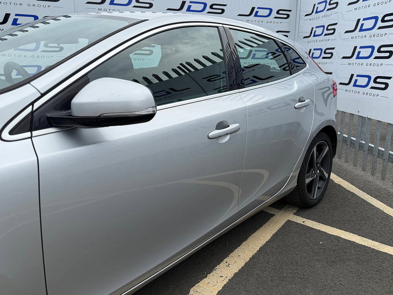 Volvo V40 1.6 D2 R-Design Hatchback 5dr Diesel Manual Euro 5 (s/s) (115 ps)
