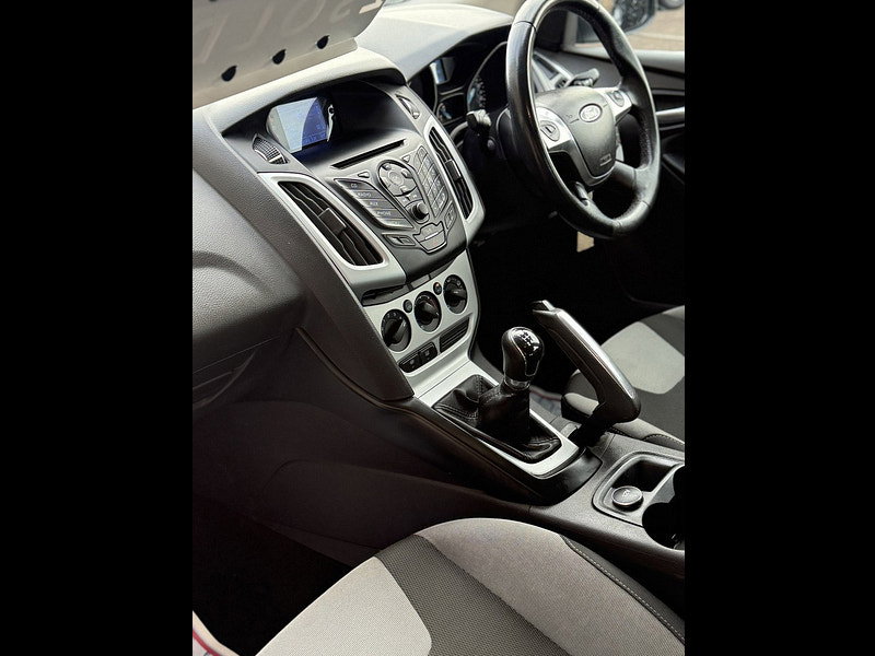 Ford Focus 1.6 Zetec Hatchback 5dr Petrol Manual Euro 5 (105 ps)