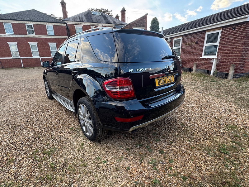 Mercedes-Benz M Class 3.0 ML300 CDI V6 BlueEfficiency Grand Edition SUV 5dr Diesel G-Tronic 4WD Euro 5 (204 ps)