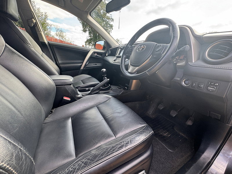 Toyota RAV4 2.2 D-4D Invincible SUV 5dr Diesel Manual 4WD Euro 5 (150 ps)