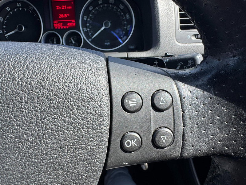 Volkswagen Golf 3.2 V6 R32 Hatchback