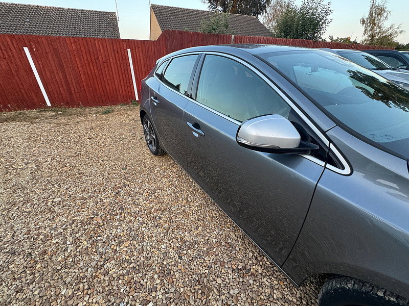 Volvo V40 1.6 D2 R-Design Nav Hatchback 5dr Diesel Manual Euro 5 (s/s) (115 ps)
