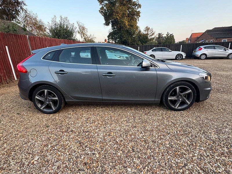 Volvo V40 1.6 D2 R-Design Nav Hatchback 5dr Diesel Manual Euro 5 (s/s) (115 ps)