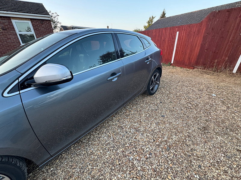 Volvo V40 1.6 D2 R-Design Nav Hatchback 5dr Diesel Manual Euro 5 (s/s) (115 ps)