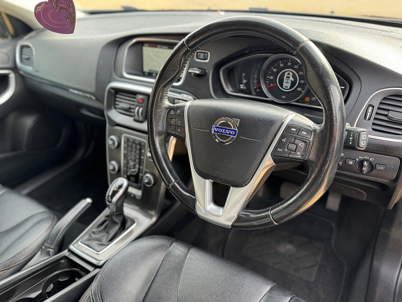 Volvo V40 Cross Country 1.6 D2 Lux Nav Hatchback 5dr Diesel Powershift Euro 5 (s/s) (115 ps)