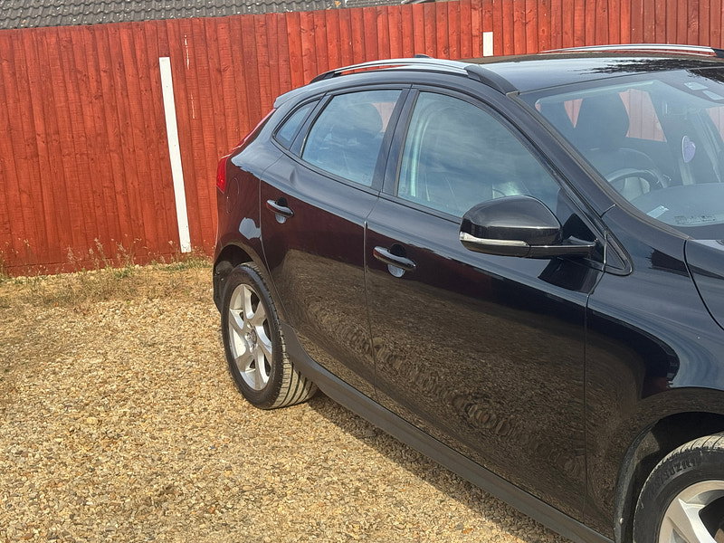 Volvo V40 Cross Country 1.6 D2 Lux Nav Hatchback 5dr Diesel Powershift Euro 5 (s/s) (115 ps)
