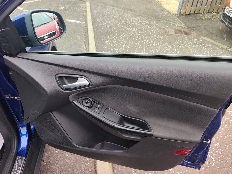 Ford Focus 1.0T EcoBoost Zetec Navigator Hatchback 5dr Petrol Manual Euro 5 (s/s) (125 ps)