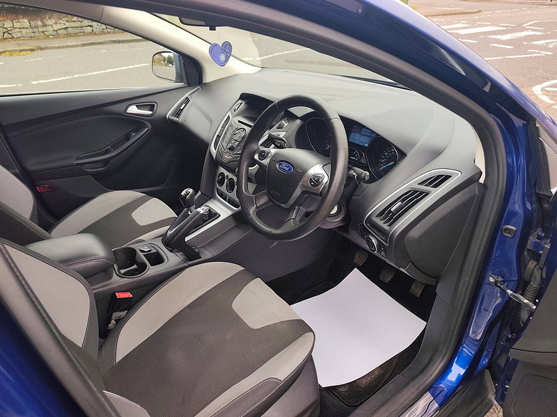 Ford Focus 1.0T EcoBoost Zetec Navigator Hatchback 5dr Petrol Manual Euro 5 (s/s) (125 ps)