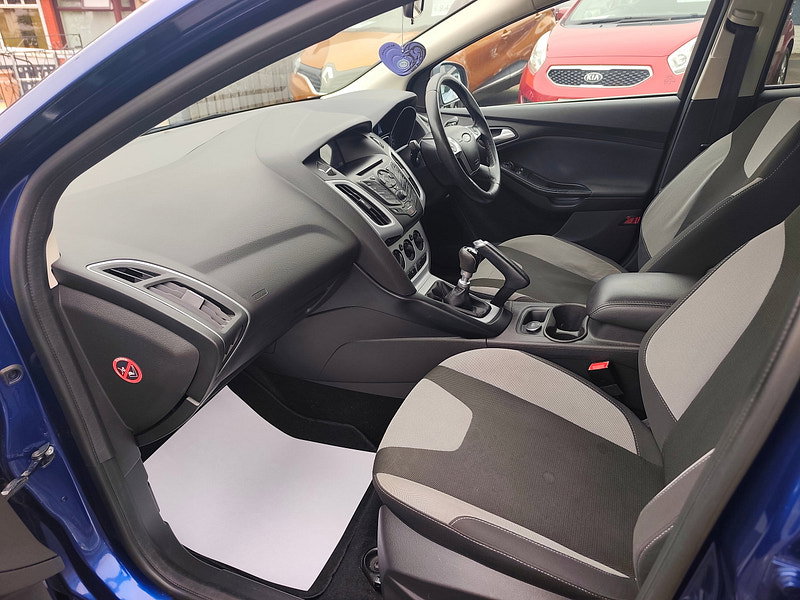 Ford Focus 1.0T EcoBoost Zetec Navigator Hatchback 5dr Petrol Manual Euro 5 (s/s) (125 ps)