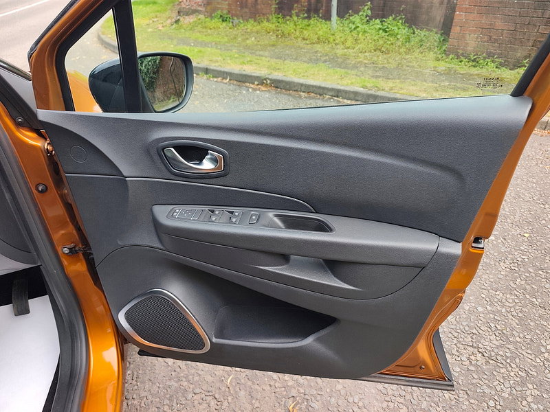 Renault Captur 1.3 TCe ENERGY Iconic SUV 5dr Petrol Manual Euro 6 (s/s) (130 ps)